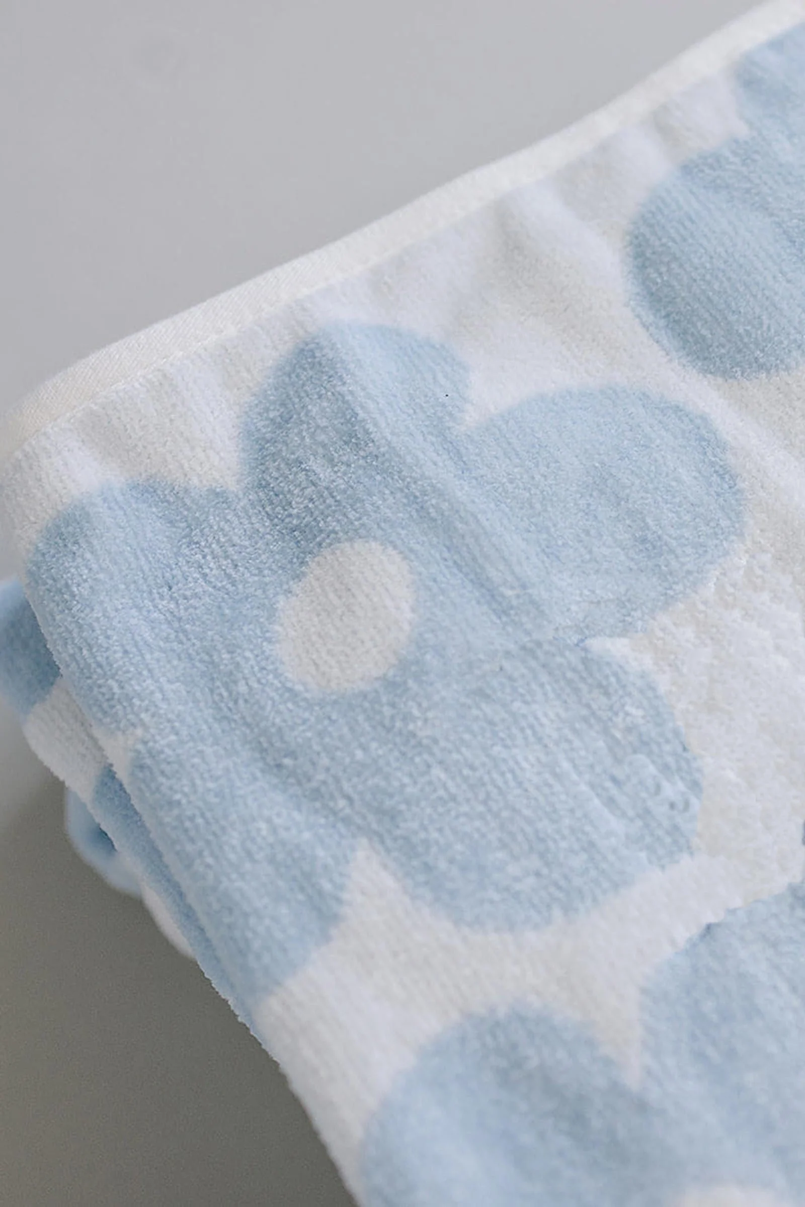 Mebie Baby Coastal Floral Organic Cotton Beach Towel, Light Blue & White - Image 4
