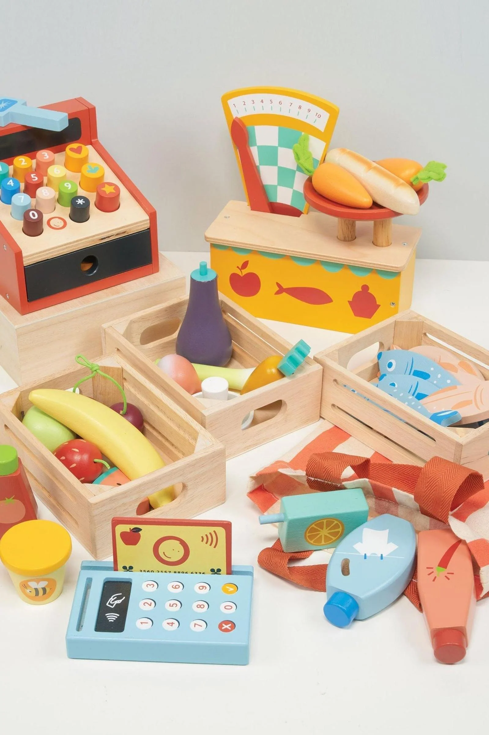 Mentari Wooden Pretend market Day Play Set, Weighing Scales, Cash Register, Card Reader, Groceries, Toddlers - Image 2