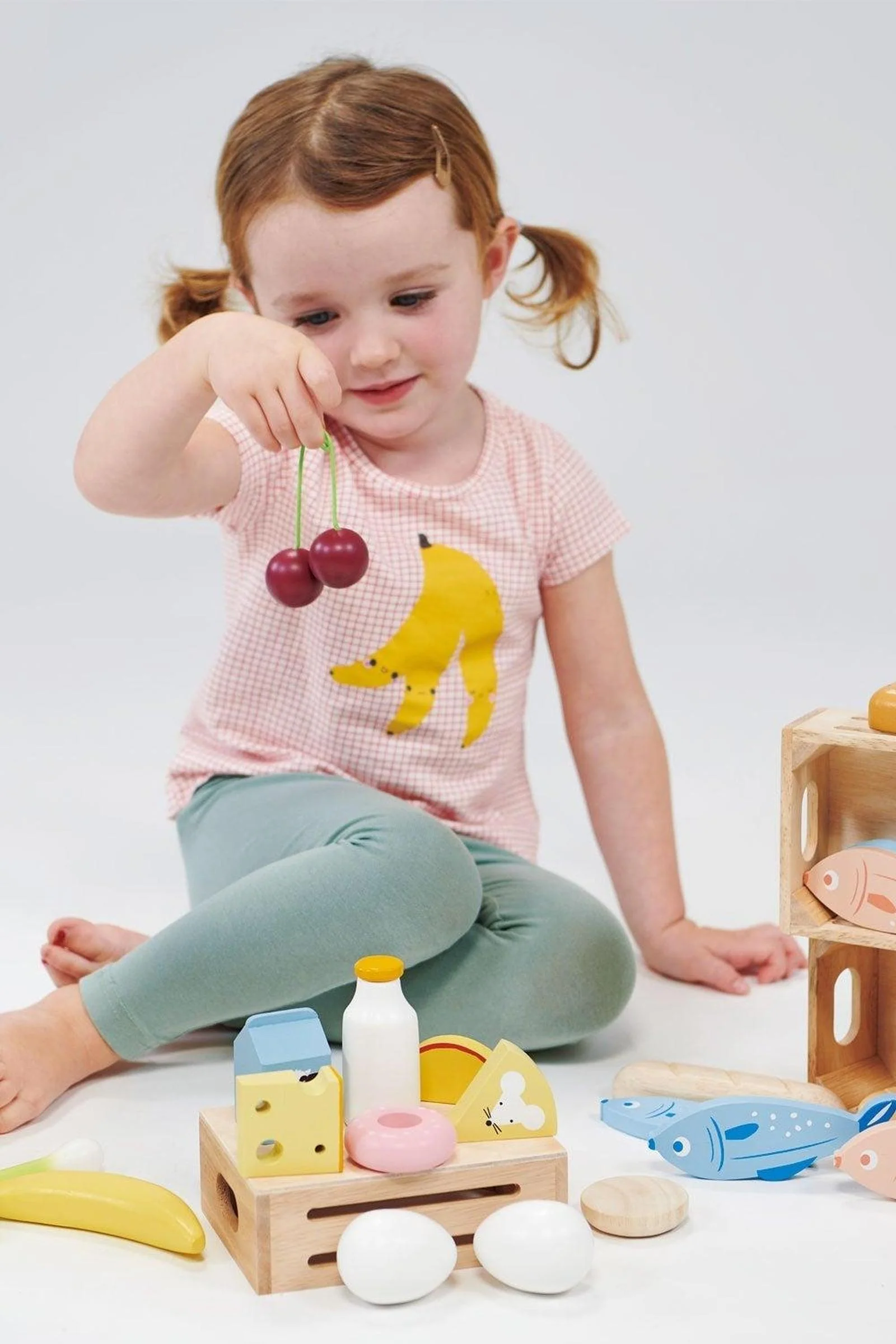 Mentari Wooden Pretend market Day Play Set, Weighing Scales, Cash Register, Card Reader, Groceries, Toddlers - Image 3
