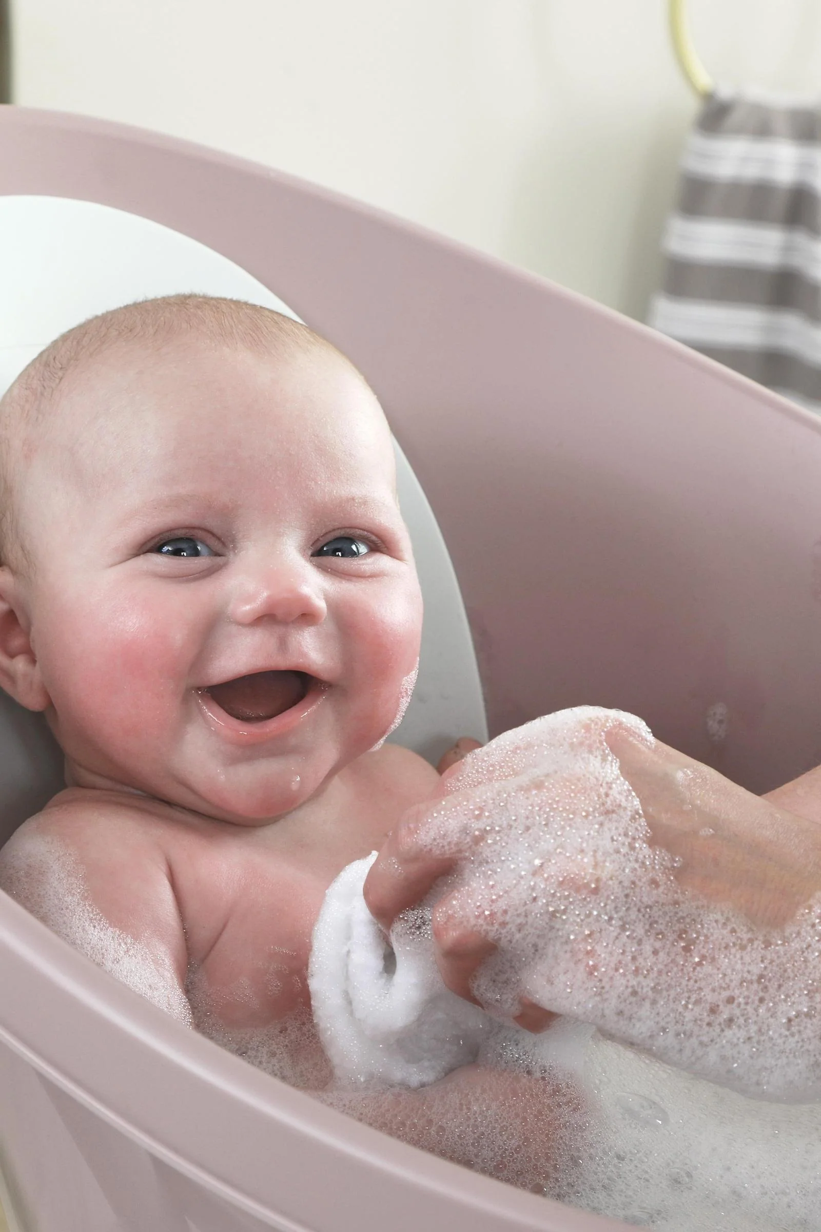 Newborn Bath Essentials Bundle, Baby Bath with Support Bump, Soft Backrest & Rinse Jug - Image 9