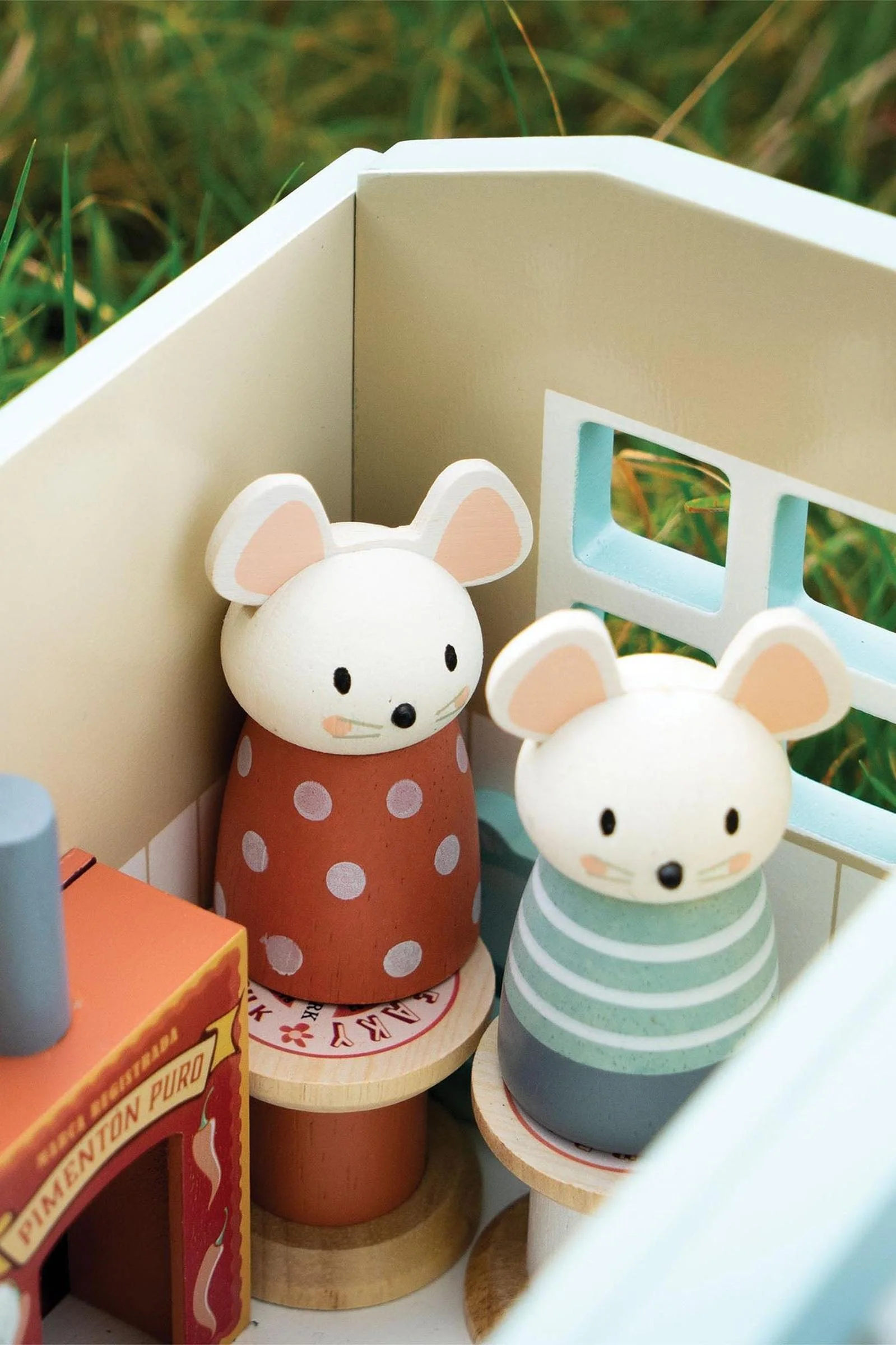 Tender Leaf Wooden Toys, Secret Meadow Shepherd’s Hut, Award Winning Toy - Image 9