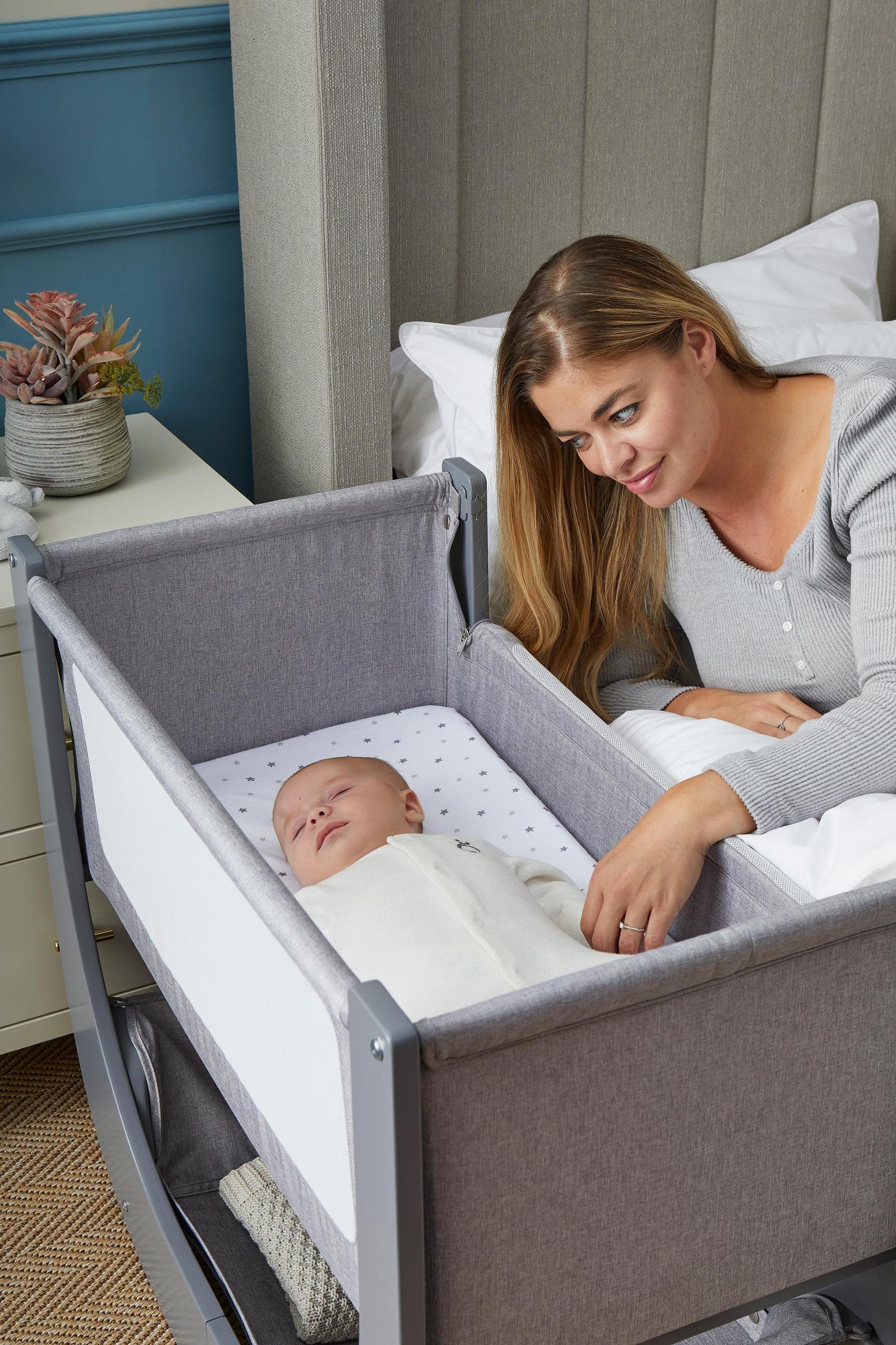 Shnuggle Air Lite Bedside Bassinet Bundle, Waterproof Sheet, 2 White Sheets - Image 3